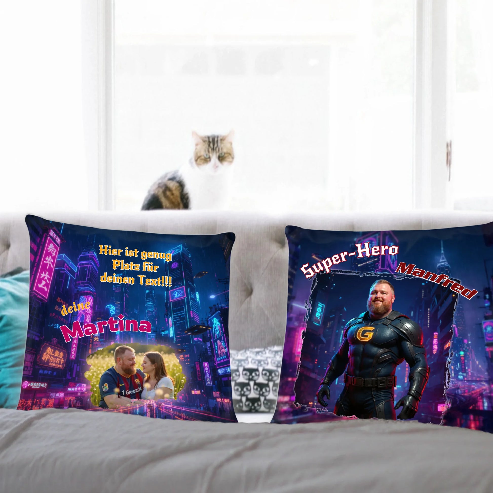 fotokissen-superheld-freund-40x40-cm-vorderseite-und-rueckseite-auf-couch