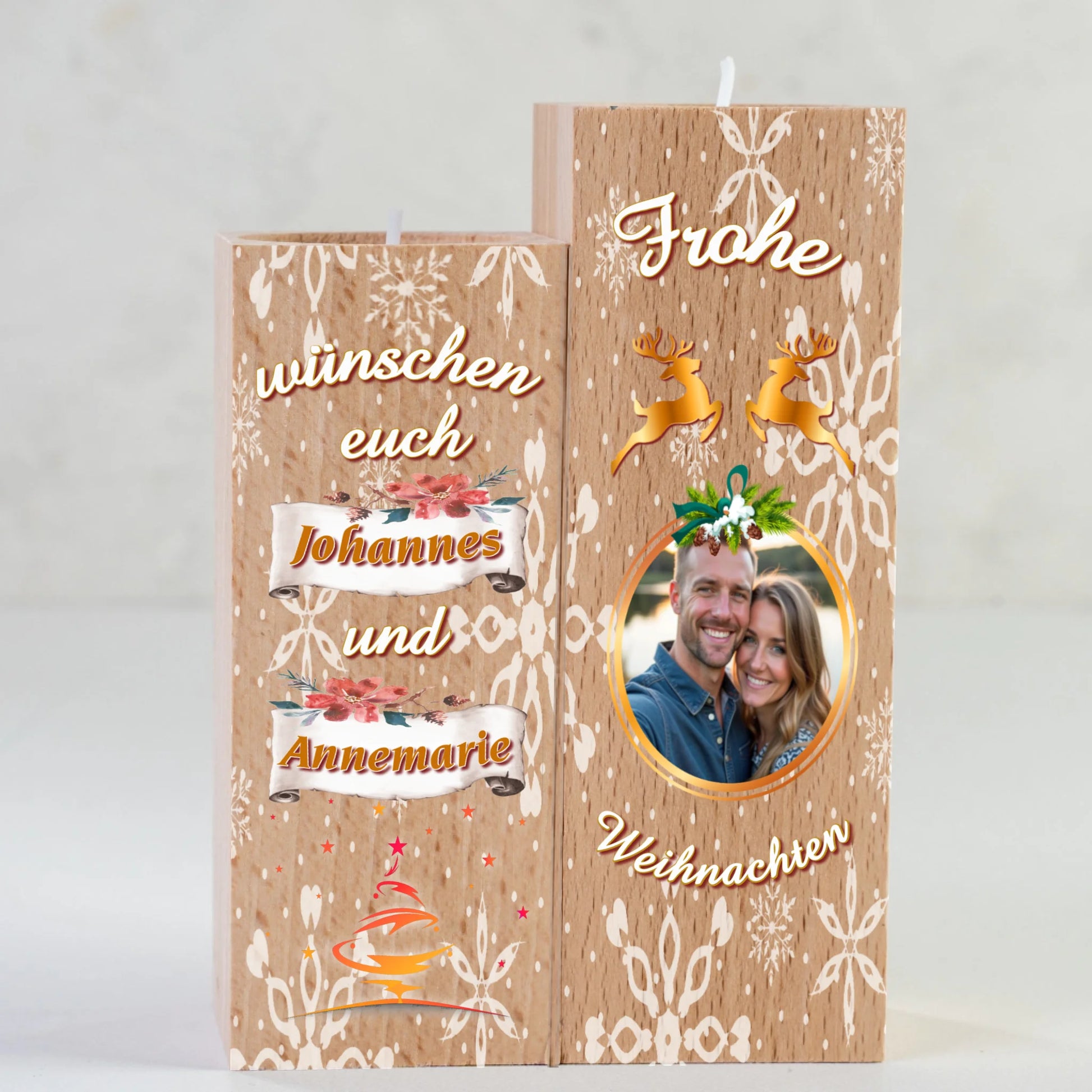 teelichthalter-massiv-holz-2er-set-4,5x4,5cm-12-und-14cm-hoch-personalisiert-mit-foto-und-zwei-namen-weihnachtliches-design-kerzenhalter-rechts-mit-schneeflocken-2-rentier-umrissen-in-gold-ueber-dem-foto-mit-ovalem-goldenem-rahmen-ganz-oben-steht-frohe-und-ganz-unten-steht-weihnachten-design-kerzenhalter-links-schriftzug-wuenschen-euch-dann-die-persnalisierten-namen-auf-schriftrolle-teelichthalter-wird-in-nahaufnahme-gezeigt