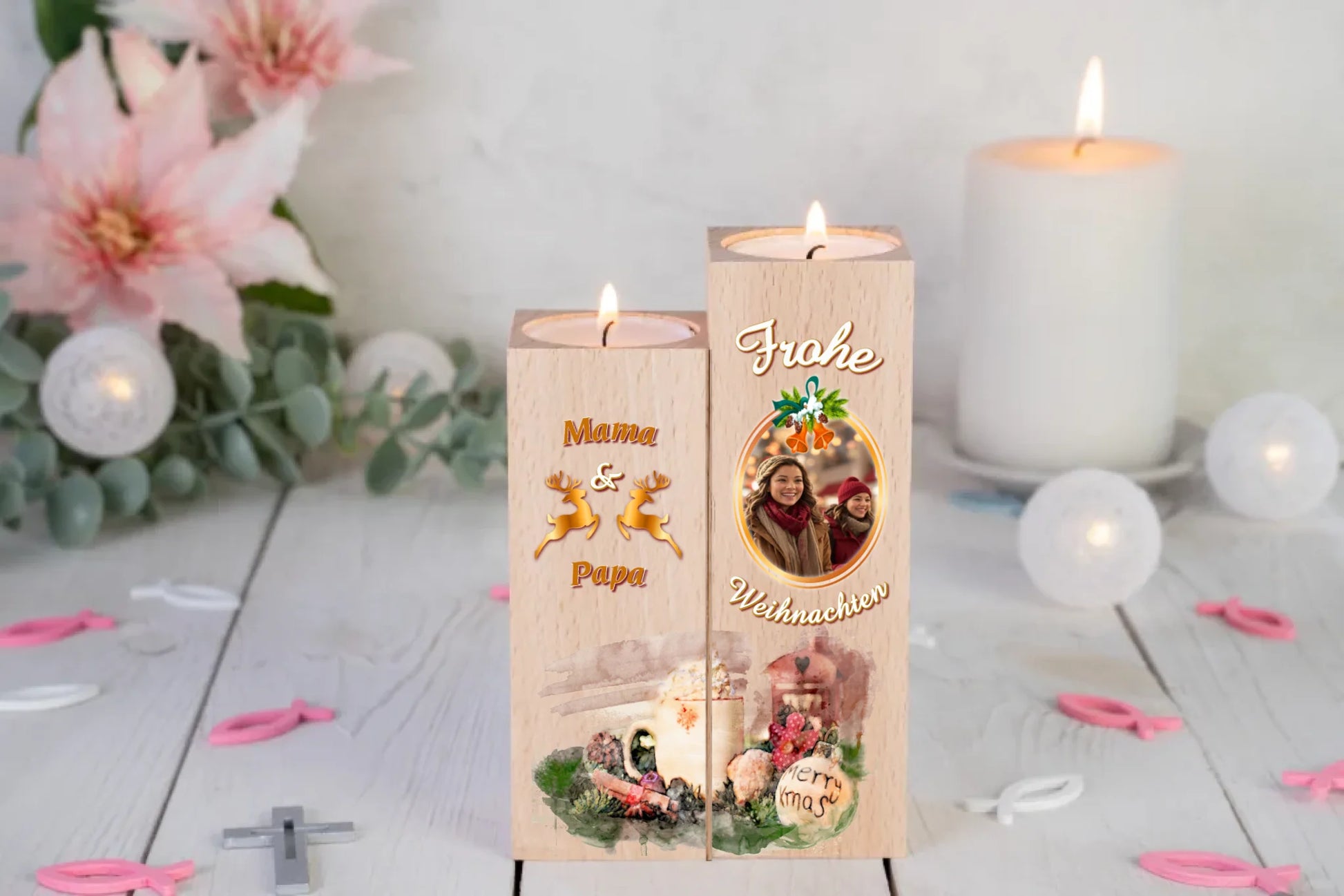 teelichthalter-massiv-holz-2er-set-4,5x4,5cm-12-und-14cm-hoch-personalisiert-mit-foto-und-zwei-namen-weihnachtliches-design-mit-schriftzug-frohe-ueber-dem-foto-mit-ovalem-goldenem-rahmen-darunter-schriftzug-weihnachten-design-kerzenhalter-links-die-beiden-personalisierten-namen-beispiel-mama-papa-in-dunklem-orange-dazwischen-zwei-umrisse-von-rentieren-in-gold-ganz-unten-erstreckt-sich-motiv-weihnachtsgedeck-ueber-beide-kerzenhalter-in-aquqrell-optik-teelichthalter-vor-lilien-und-weisser-kerze