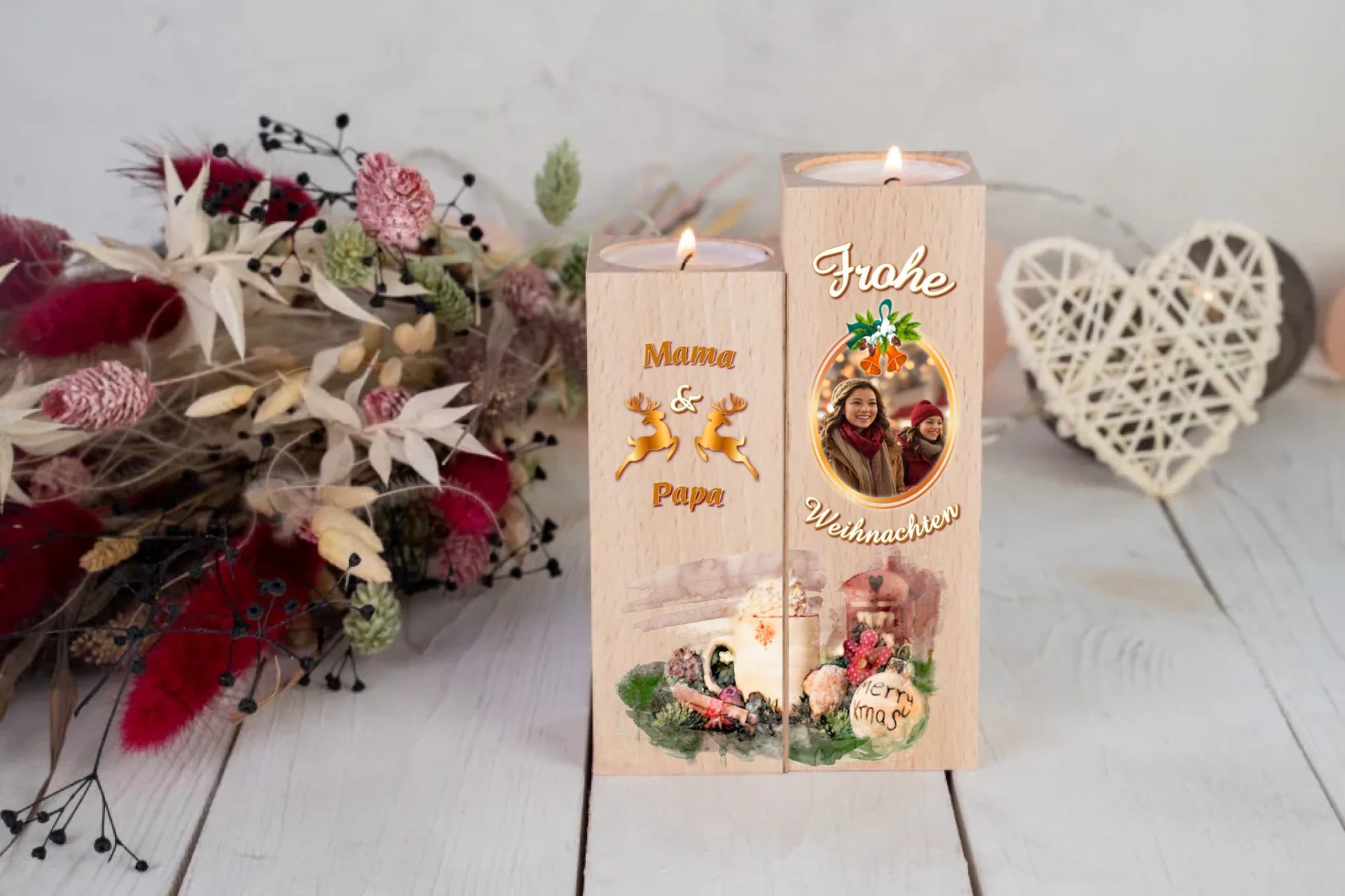 teelichthalter-massiv-holz-2er-set-4,5x4,5cm-12-und-14cm-hoch-personalisiert-mit-foto-und-zwei-namen-weihnachtliches-design-mit-schriftzug-frohe-ueber-dem-foto-mit-ovalem-goldenem-rahmen-darunter-schriftzug-weihnachten-design-kerzenhalter-links-die-beiden-personalisierten-namen-beispiel-mama-papa-in-dunklem-orange-dazwischen-zwei-umrisse-von-rentieren-in-gold-ganz-unten-erstreckt-sich-motiv-weihnachtsgedeck-ueber-beide-kerzenhalter-in-aquqrell-optik-teelichthalter-vor-roten-trockenblumen