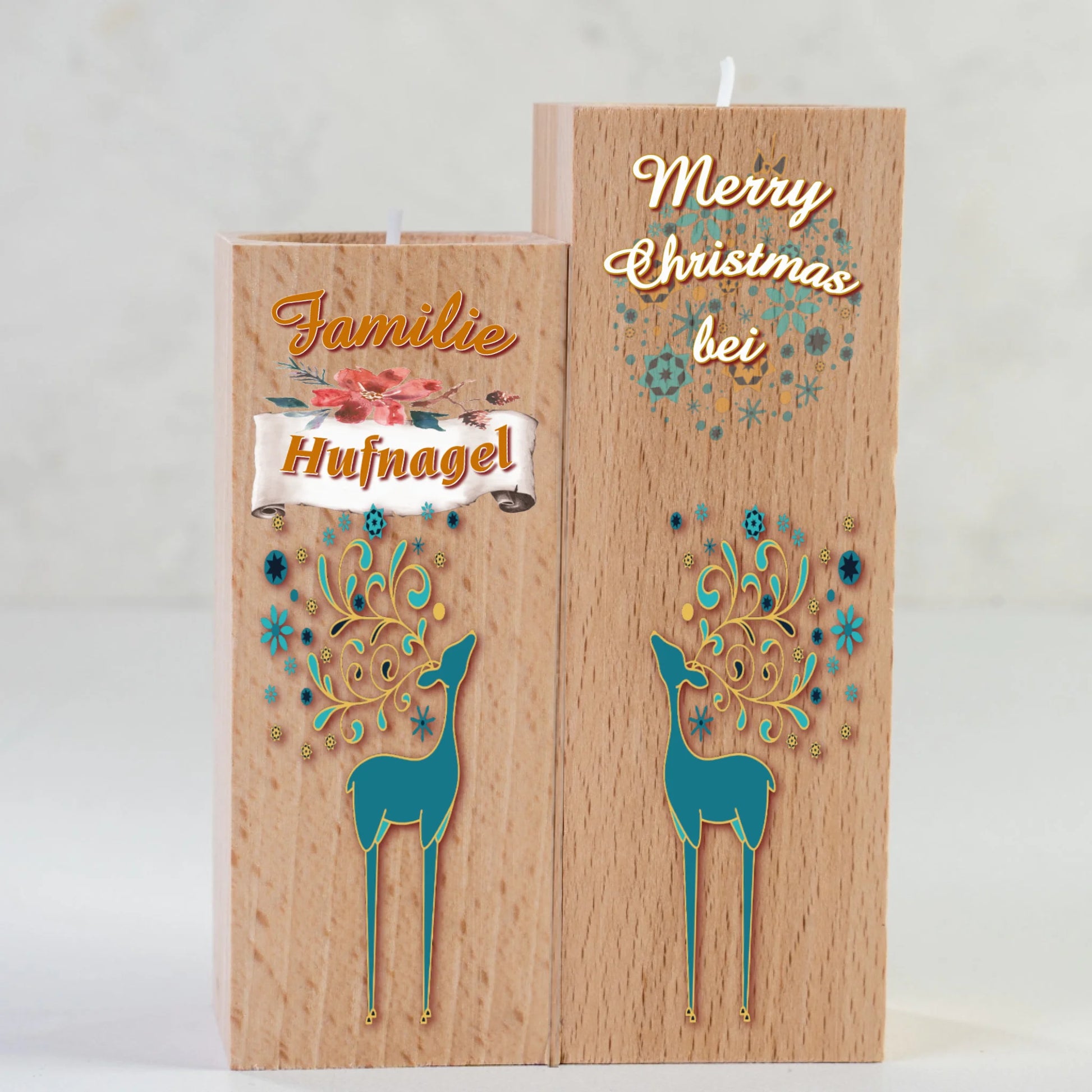 teelichthalter-massiv-holz-2er-set-4,5x4,5cm-12-und-14cm-hoch-personalisiert-mit-familiennamen-weihnachtliches-design-rechter-kerzenhalter-oben-schriftzug-weiss-merry-christmas-auf-leicht-transparente-schneeflocken-und-weihnachtskugeln-darunter-umriss-rentier-in-dezentem-tuerkies-design-kerzenhalter-links-schriftzug-familie-darunter-personalisierter-familienname-auf-schriftrolle-und-ganz-unten-wieder-umriss-rentier-in-dezentem-tuerkies-teelichthalter-wird-in-nahaufnahme-gezeigt