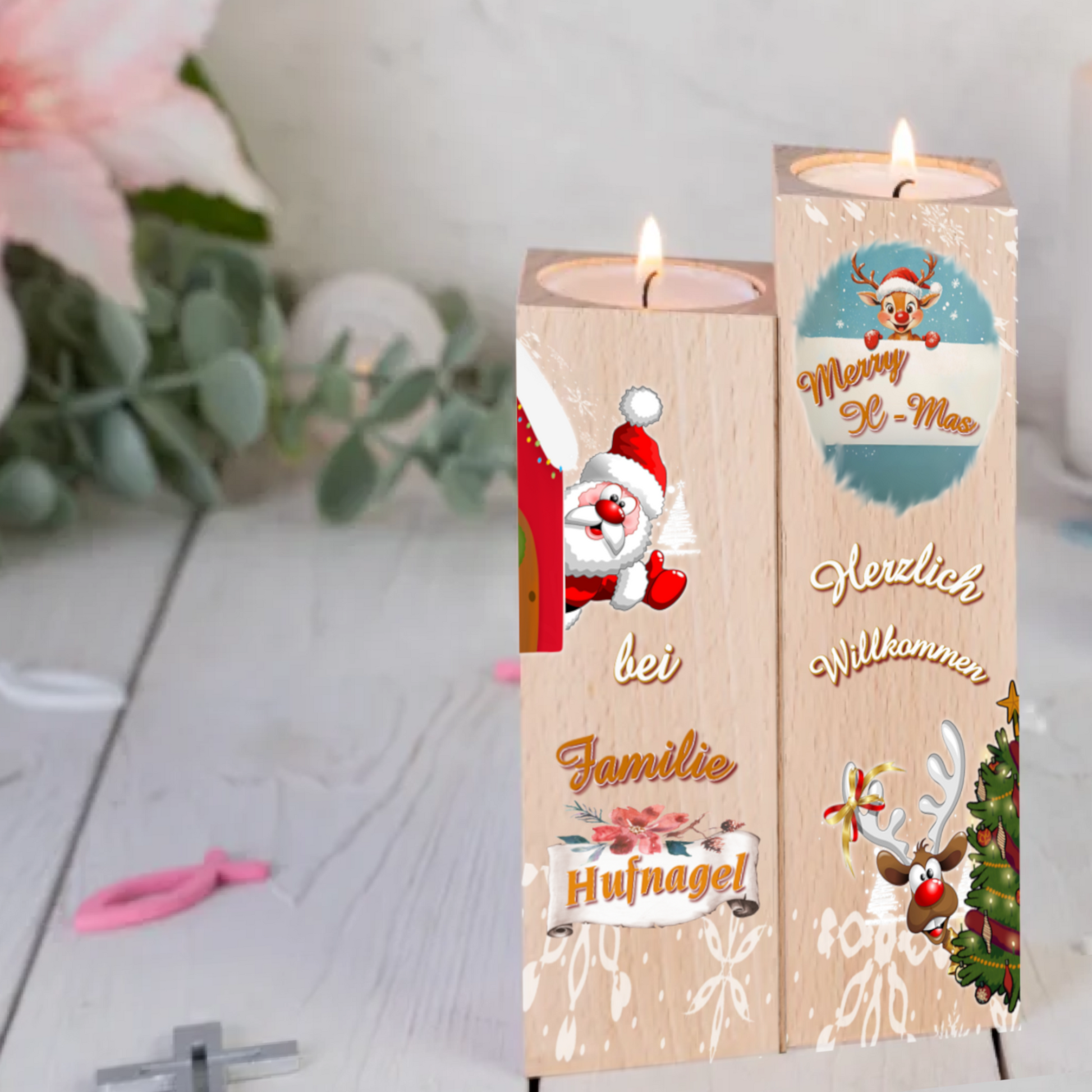 teelichthalter-massiv-holz-2er-set-4,5x4,5cm-12-und-14cm-hoch-personalisiert-mit-familiennamen-weihnachtliches-design-im-comic-style-kerzenhalter-rechts-mit-schneeflocken-oben-ein-rentier-mit-banner-und-schriftzug-merry-x-mas-darunter-schriftzug-herzlich-willkommen-und-ganz-unten-ein-lustiges-rentier-schaut-hinter-weihnachtsbaum-hervor-kerzenhalter-links-oben-winkt-ein-weihnachtsmann-darunter-der schriftzug-bei-familie-personalisierter-familienname