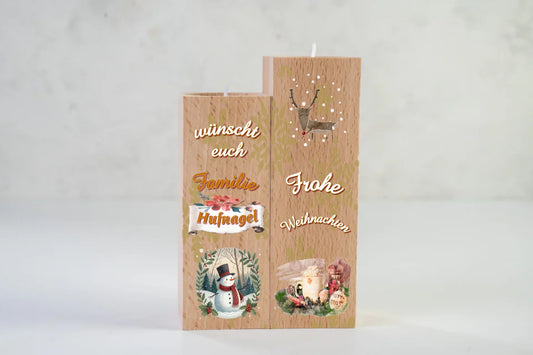 teelichthalter-massiv-holz-2er-set-4,5x4,5cm-12-und-14cm-hoch-personalisiert-mit-familiennamen-weihnachtliches-design-rechter-kerzenhalter-oben-rentier-inmodernem-design-darunter-schriftzug-in-weiss-frohe-weihnachten-ganz-unten-bild-von-weihnachtgedeck-in-aquarell-optik-linker-kerzenhalter-oben-schriftzug-wuenscht-euch-familie-darunter-personalisierter-familienname-auf-schriftrolle-ganz-unten-bild-rund-mit-schneemann-und-zweigen-als-ramen-teelichtalter-auf-neutralem-weissen-hintergrund