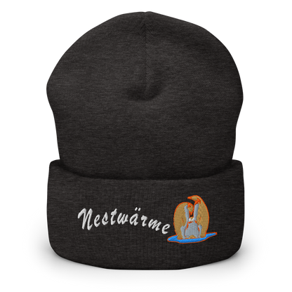 muetze-mit-breitem-bund-dunkelgrau-bestickt-mit-motiv-pinguinfamilie-und-schriftzug-nestwaerme