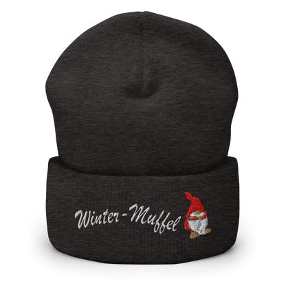 muetze-mit-breitem-bund-dunkelgrau-bestickt-mit-motiv-witzigem-wichtel-und-schriftzug-winter-muffel