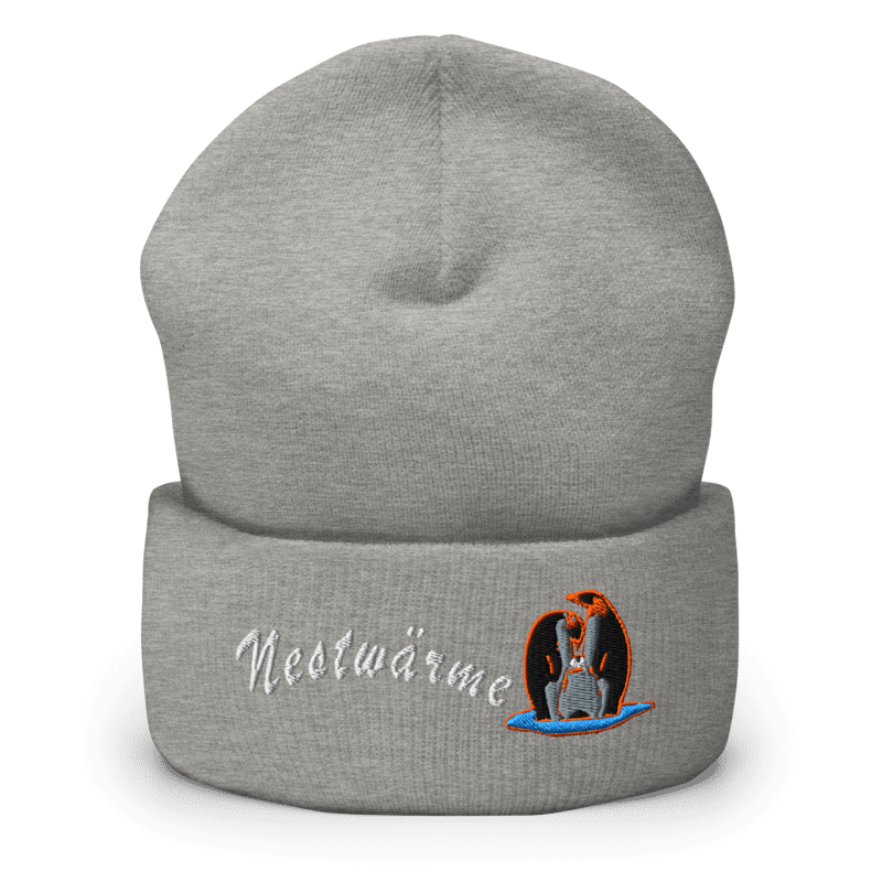 muetze-mit-breitem-bund-hellgrau-bestickt-mit-motiv-pinguinfamilie-und-schriftzug-nestwaerme