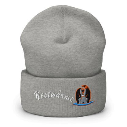 muetze-mit-breitem-bund-hellgrau-bestickt-mit-motiv-pinguinfamilie-und-schriftzug-nestwaerme