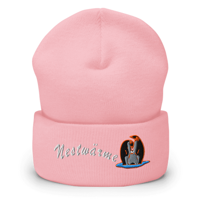 muetze-mit-breitem-bund-pink-bestickt-mit-motiv-pinguinfamilie-und-schriftzug-nestwaerme