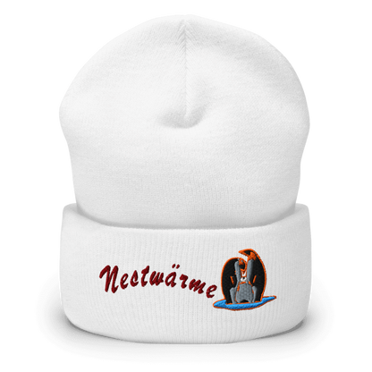 muetze-mit-breitem-bund-weiss-bestickt-mit-motiv-pinguinfamilie-und-schriftzug-nestwaerme