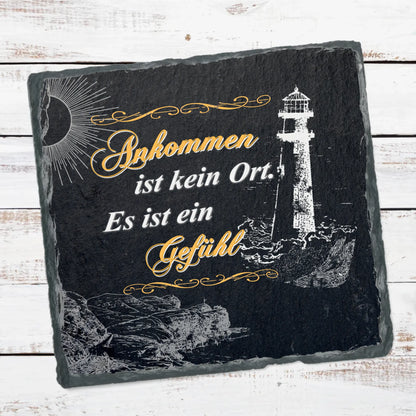 schieferplatte-15x15cm-schwarz-weihnachtsgeschenk-nachbarn-mit-motiv-leuchtturm-und-spruch-ankommen-ist-ein-gefuehl-als-deko-hauseingang