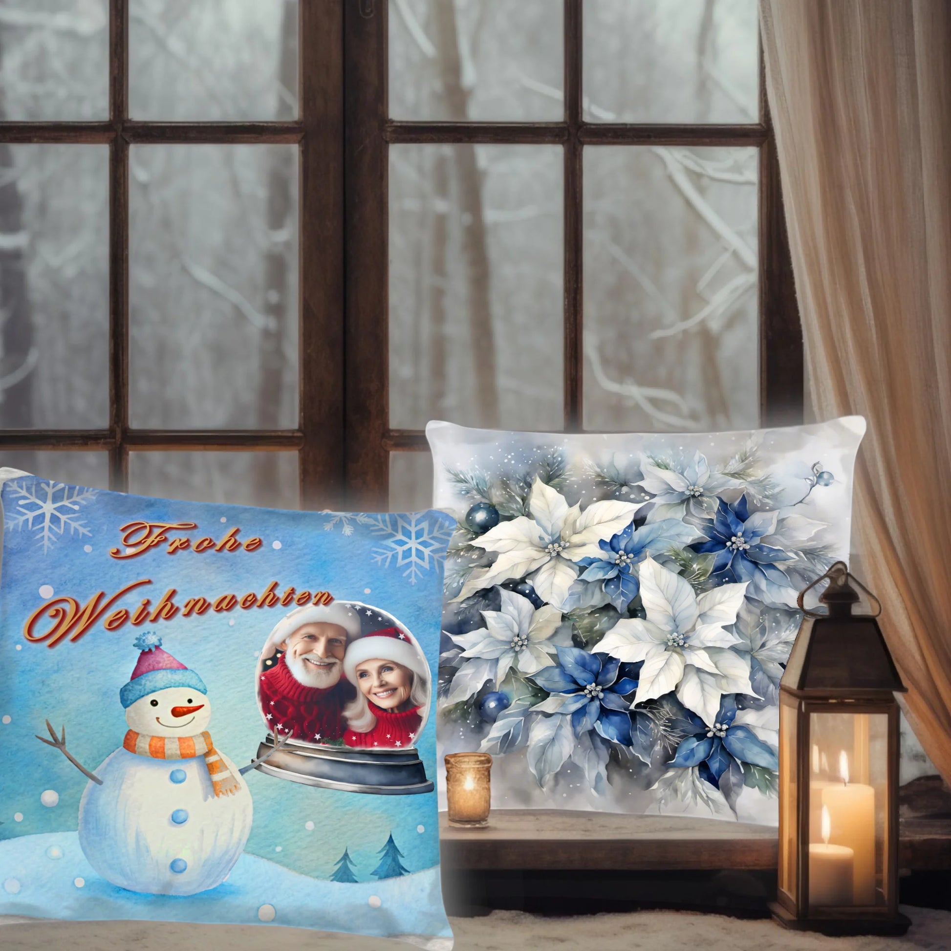 kissen-40x40-cm-mit-foto-vorderseite-und-rueckseite-nebeneinander-vorderseite-mit-winterlandschaft-in-hellblau-und-schneemann-daneben-das-foto-in-einer-schneekugel-rueckseite-mit-bild-auf-ganzer-flaeche-blume-weihnachtsstern-in-weiss-und-blau-kissen-stehen-vor-einem-fenster-im-winter-neben-einer-laterne